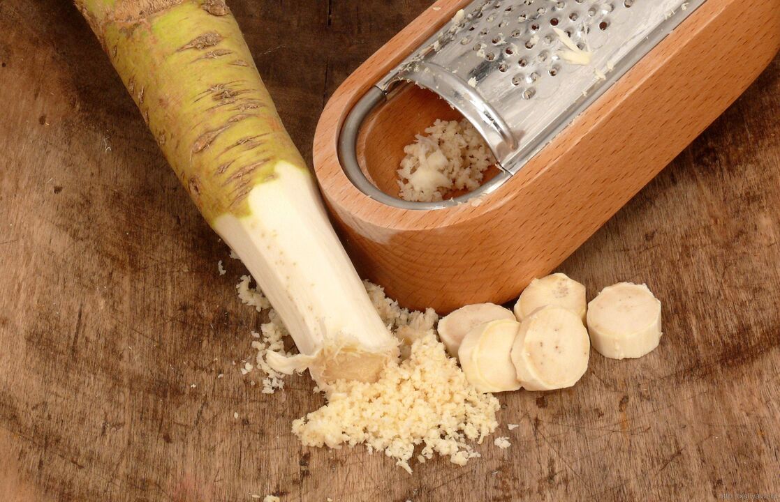 Grind horseradish roots to make medicine to treat lumbar osteoarthritis